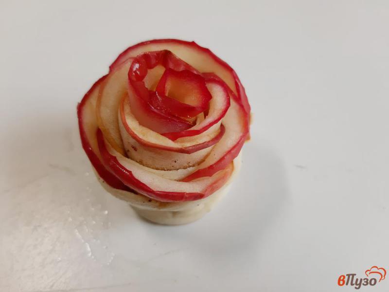 Фото приготовление рецепта: Розы из слоеного теста с яблоками шаг №10