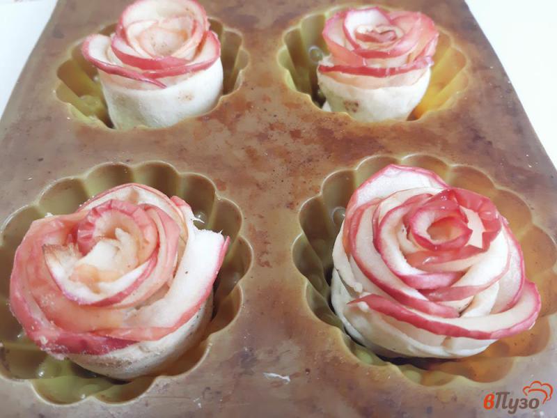 Фото приготовление рецепта: Розы из слоеного теста с яблоками шаг №11