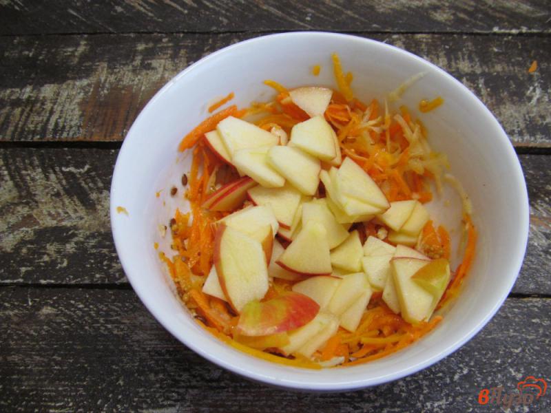 Фото приготовление рецепта: Хрустящий салат с яблоком шаг №6