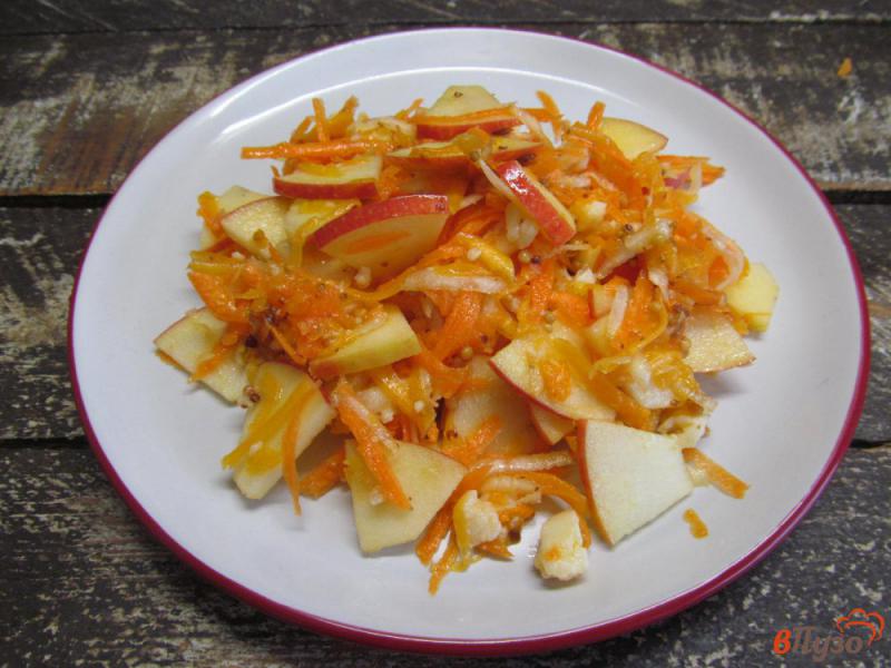Фото приготовление рецепта: Хрустящий салат с яблоком шаг №7