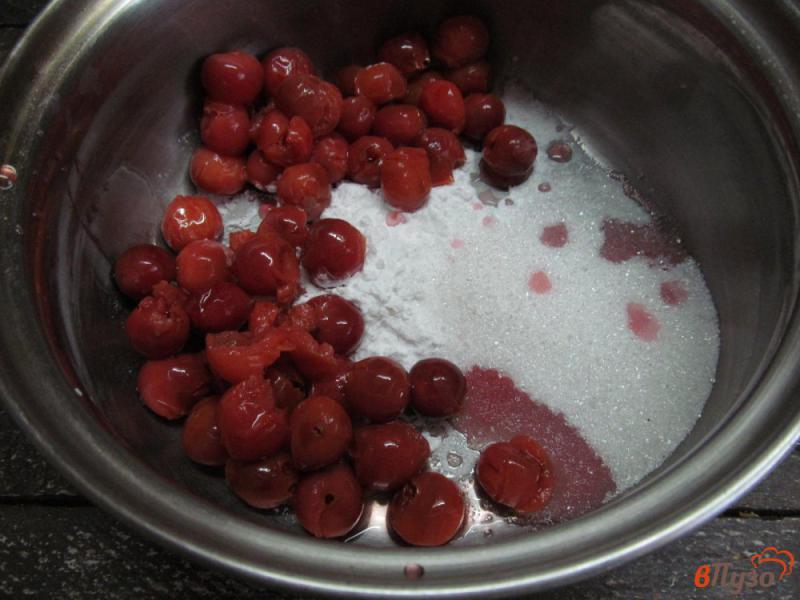 Фото приготовление рецепта: Капкейки «красный бархат» в вишневой начинкой шаг №1