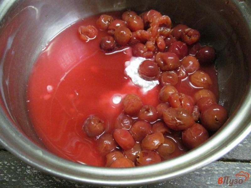 Фото приготовление рецепта: Капкейки «красный бархат» в вишневой начинкой шаг №2