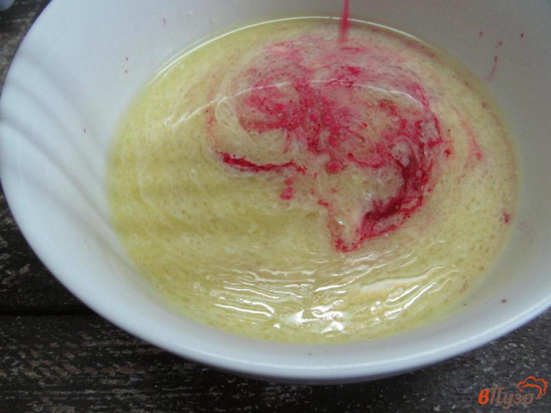 Фото приготовление рецепта: Капкейки «красный бархат» в вишневой начинкой шаг №6