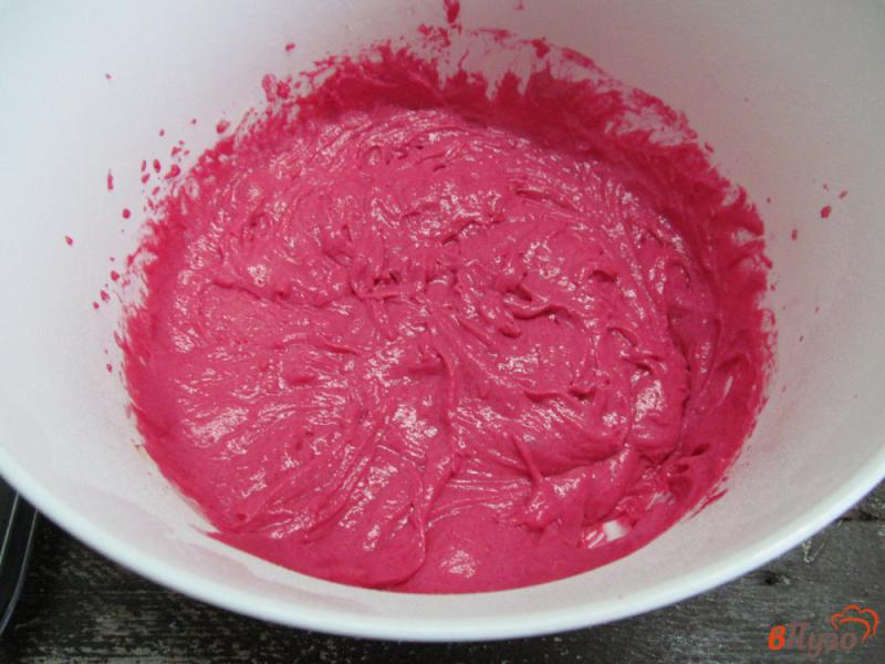 Фото приготовление рецепта: Капкейки «красный бархат» в вишневой начинкой шаг №9