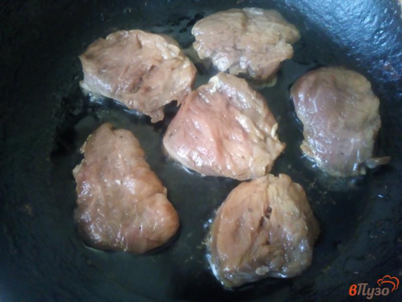 Фото приготовление рецепта: Свиная вырезка жареная на сковороде шаг №4