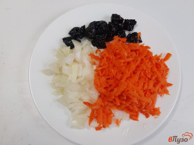 Фото приготовление рецепта: Рис со свининой и черносливом шаг №2