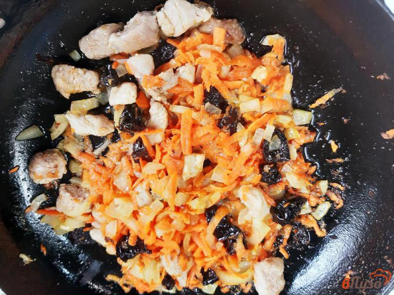 Фото приготовление рецепта: Рис со свининой и черносливом шаг №3