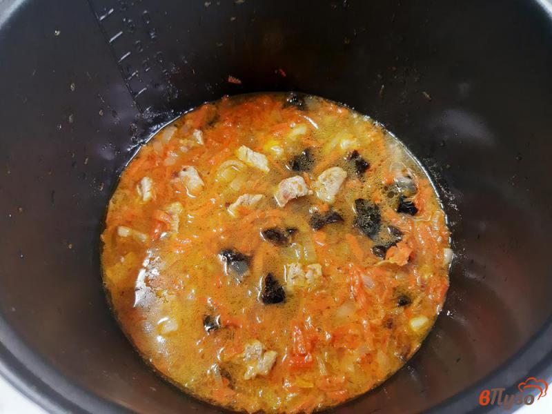 Фото приготовление рецепта: Рис со свининой и черносливом шаг №5