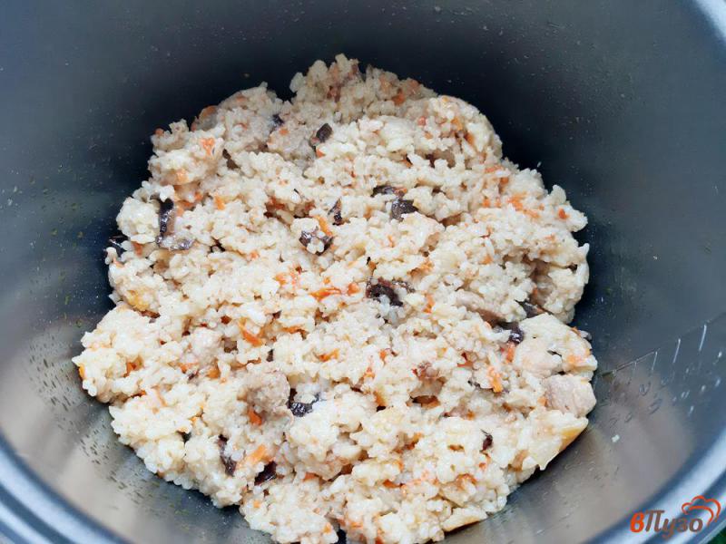 Фото приготовление рецепта: Рис со свининой и черносливом шаг №8