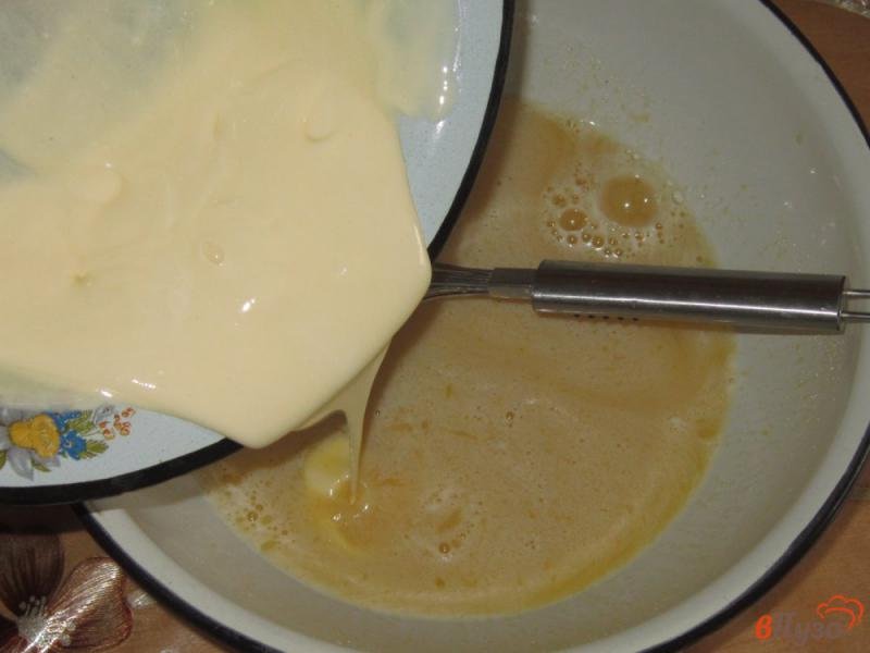 Фото приготовление рецепта: Кексы на молоке с ананансом шаг №3