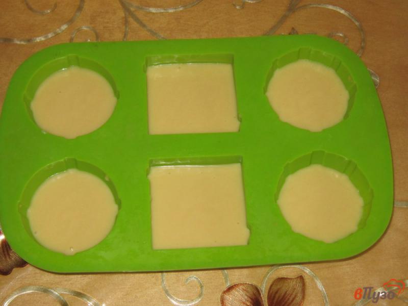 Фото приготовление рецепта: Кексы на молоке с ананансом шаг №6