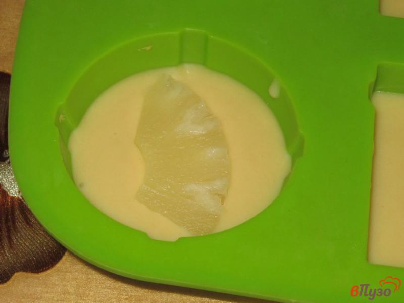 Фото приготовление рецепта: Кексы на молоке с ананансом шаг №7