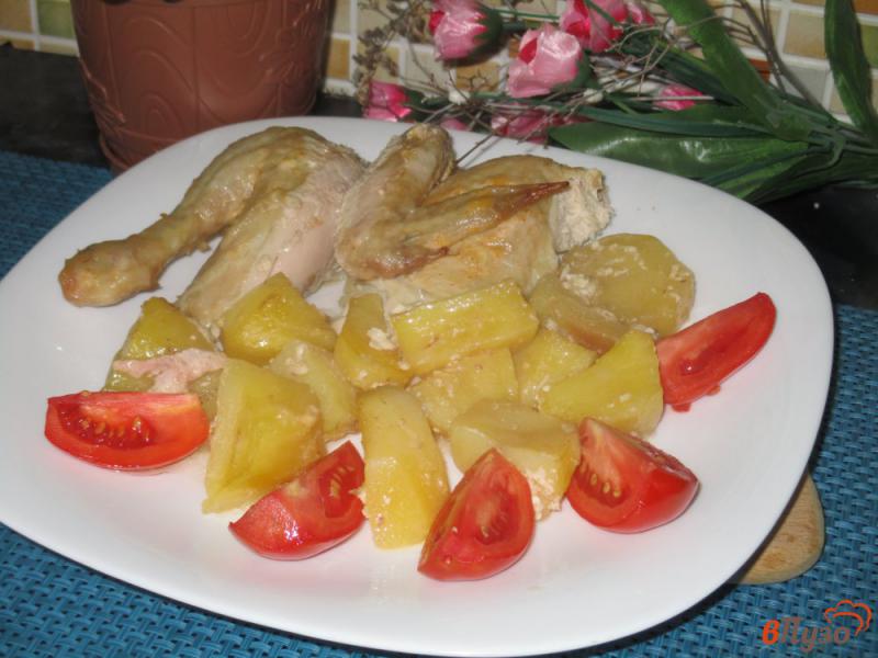 Фото приготовление рецепта: Курица запеченная с картофелем в духовке шаг №8