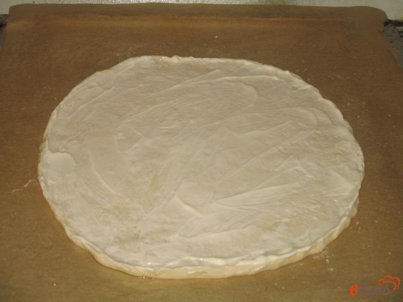 Фото приготовление рецепта: Пицца на дрожжевом тесте с колбасой и солеными огурцами шаг №6