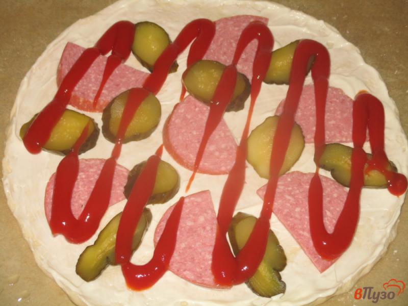 Фото приготовление рецепта: Пицца на дрожжевом тесте с колбасой и солеными огурцами шаг №8
