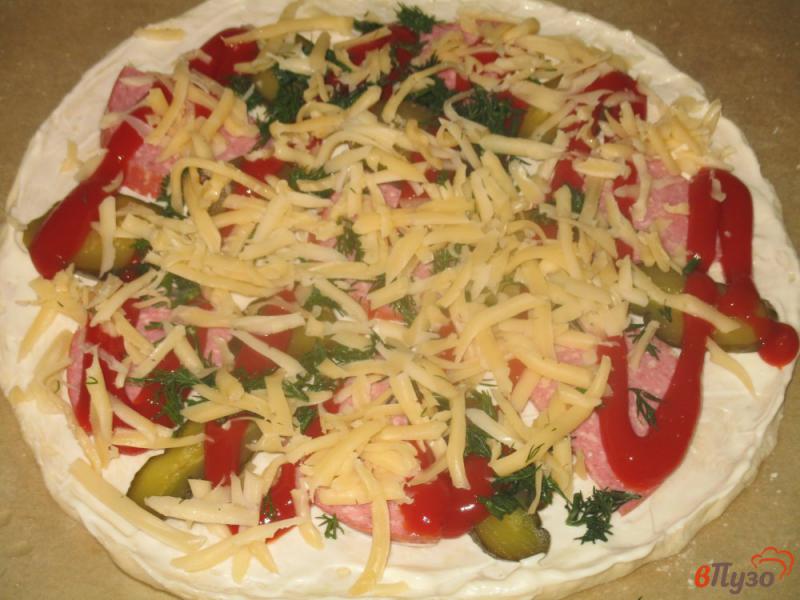 Фото приготовление рецепта: Пицца на дрожжевом тесте с колбасой и солеными огурцами шаг №9