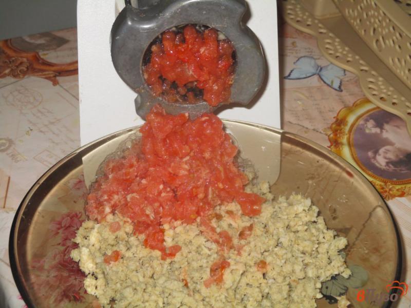Фото приготовление рецепта: «Хренодер» с помидорами шаг №3
