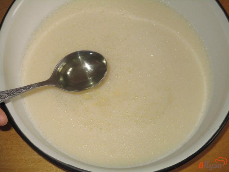 Фото приготовление рецепта: Блины на молоке с медом шаг №2