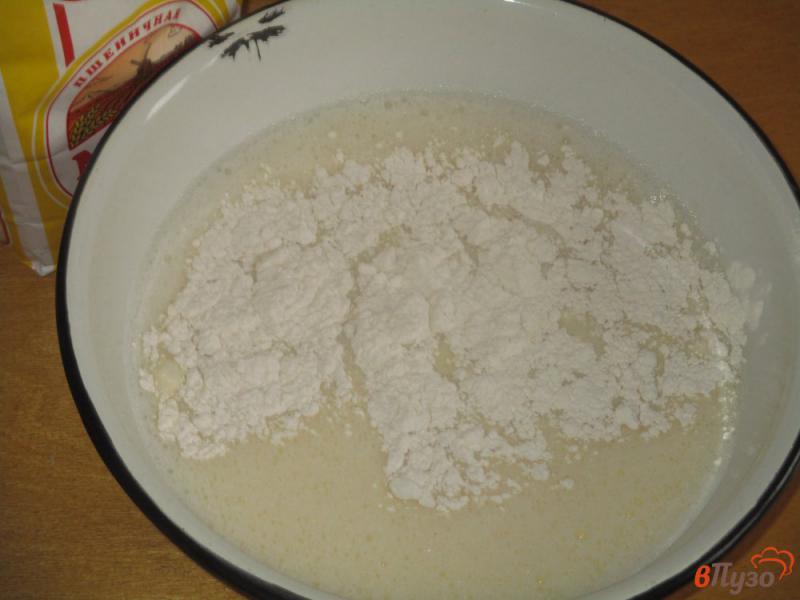 Фото приготовление рецепта: Блины на молоке с медом шаг №3