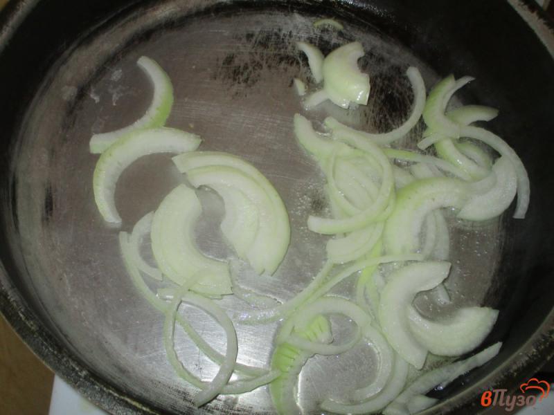 Фото приготовление рецепта: Карп жареный на сковороде с грибами и луком шаг №5