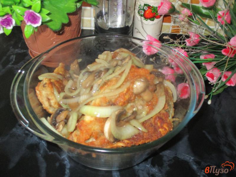 Фото приготовление рецепта: Карп жареный на сковороде с грибами и луком шаг №7