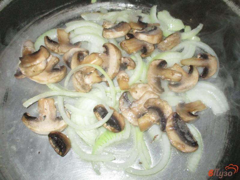 Фото приготовление рецепта: Карп жареный на сковороде с грибами и луком шаг №6