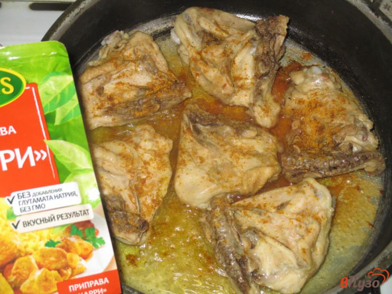Фото приготовление рецепта: Куриные бедра с фунчозой,  аджикой и карри шаг №2