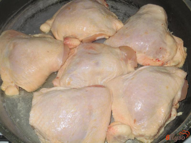 Фото приготовление рецепта: Куриные бедра с фунчозой,  аджикой и карри шаг №1