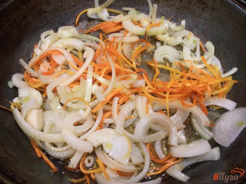 Фото приготовление рецепта: Рис на сковороде с овощами шаг №4