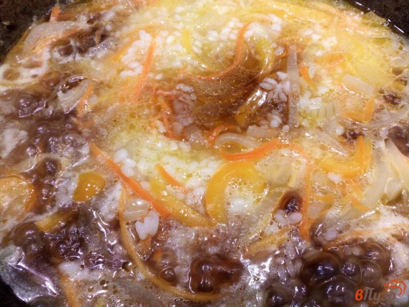Фото приготовление рецепта: Рис на сковороде с овощами шаг №6