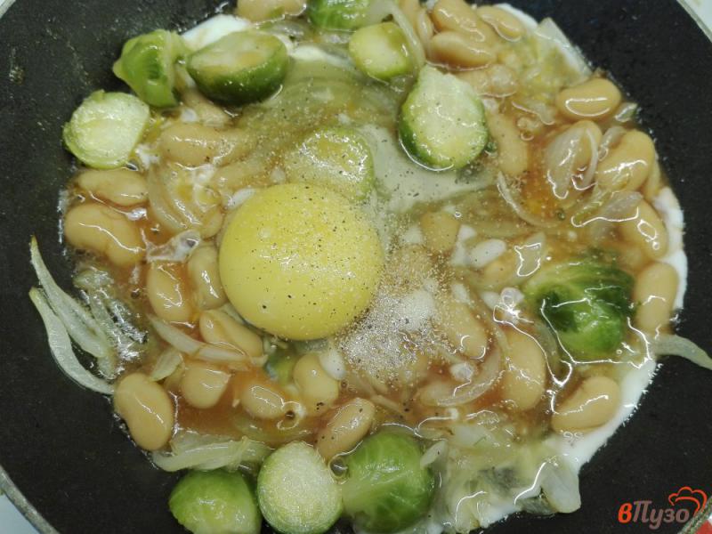 Фото приготовление рецепта: Пряная яичница с брюссельской капустой и фасолью по-английски шаг №4