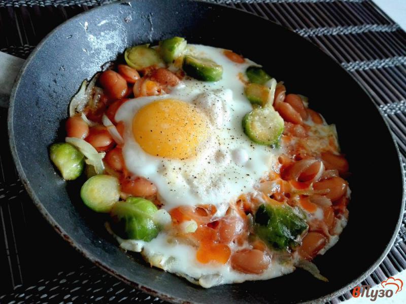 Фото приготовление рецепта: Пряная яичница с брюссельской капустой и фасолью по-английски шаг №5