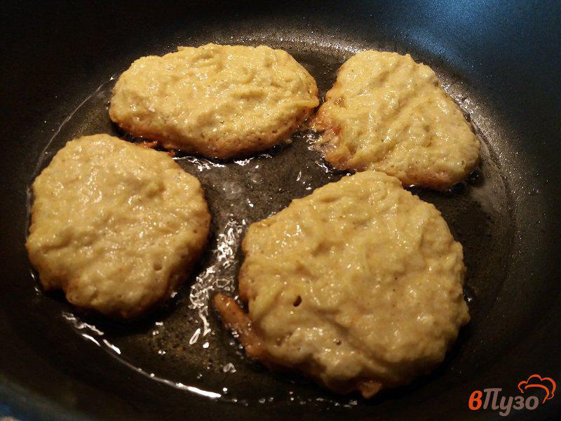 Фото приготовление рецепта: Драники картофельные с копченым лососем шаг №7