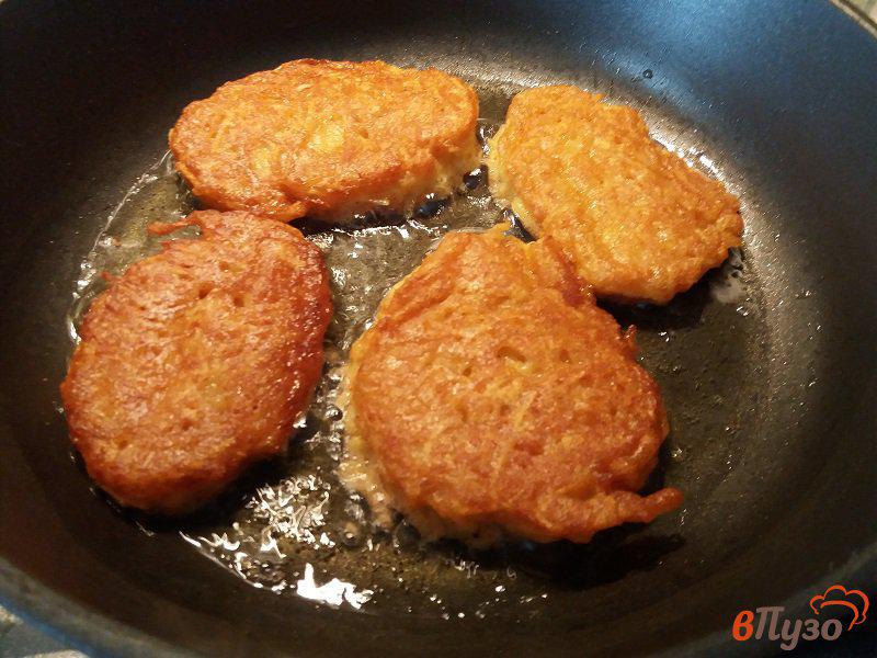 Фото приготовление рецепта: Драники картофельные с копченым лососем шаг №8