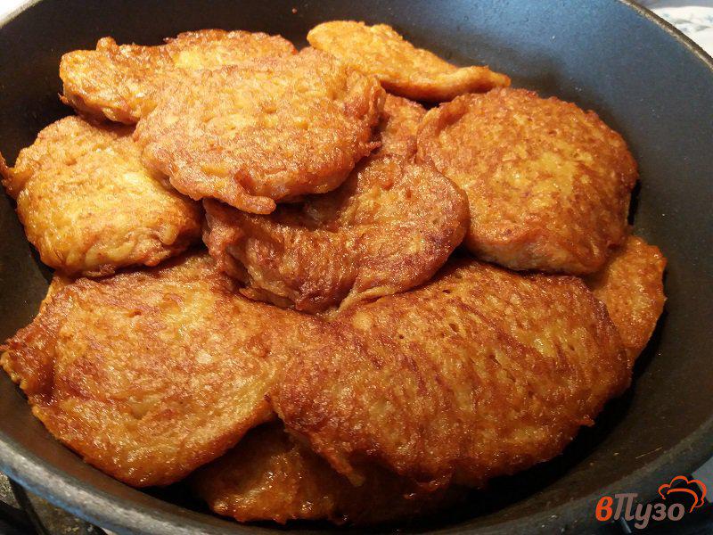 Фото приготовление рецепта: Драники картофельные с копченым лососем шаг №10