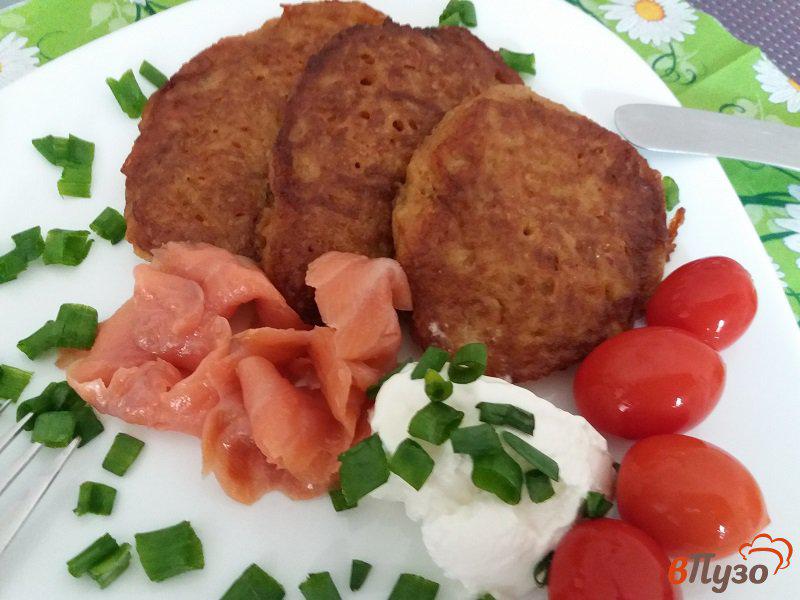 Фото приготовление рецепта: Драники картофельные с копченым лососем шаг №12