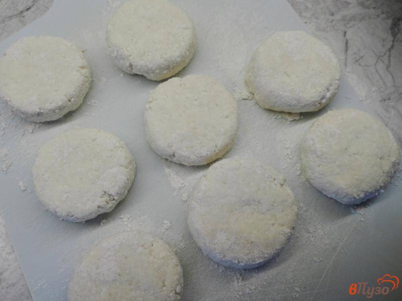 Фото приготовление рецепта: Ванильные сырники в сметанной заливке шаг №4