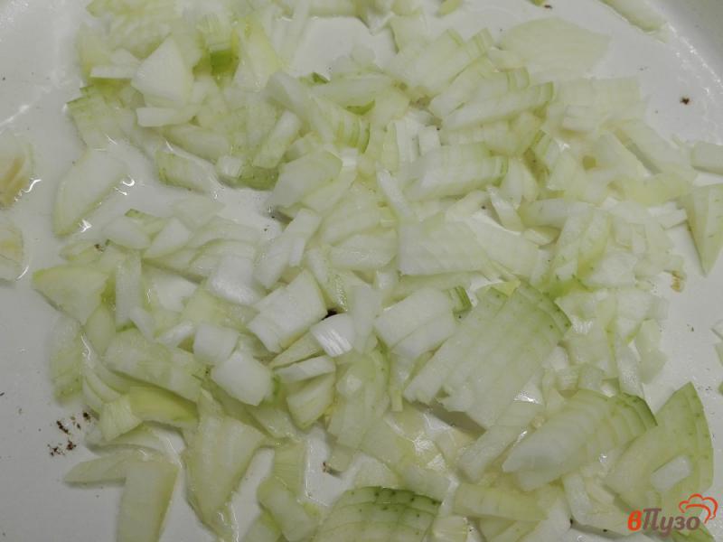Фото приготовление рецепта: Слоеный салат с консервированной горбушей шаг №2