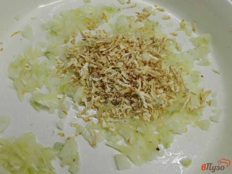 Фото приготовление рецепта: Слоеный салат с консервированной горбушей шаг №3