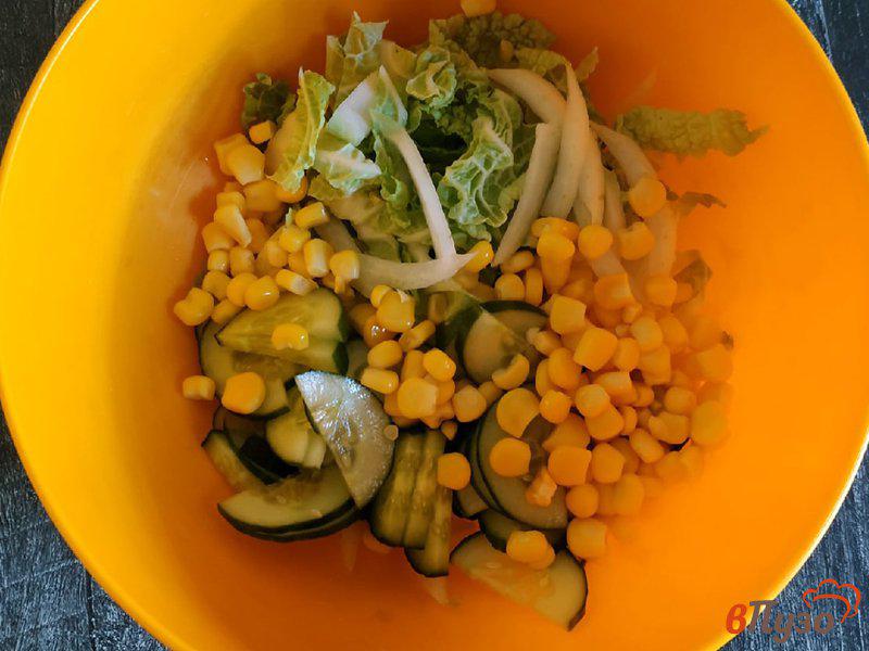 Фото приготовление рецепта: Салат с кукурузой и пекинской капустой шаг №2