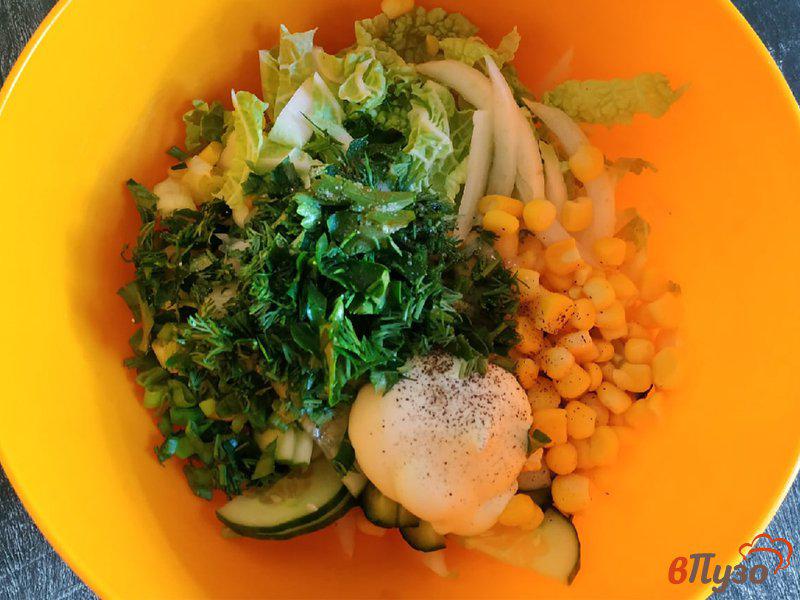 Фото приготовление рецепта: Салат с кукурузой и пекинской капустой шаг №3