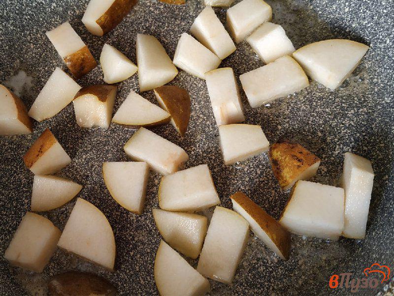 Фото приготовление рецепта: Пшенная каша с карамелизированной грушей и орехами шаг №4