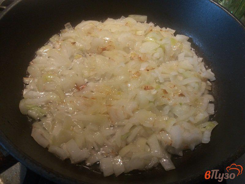 Фото приготовление рецепта: Мясной соус из говяжьей тушенки к пасте шаг №2