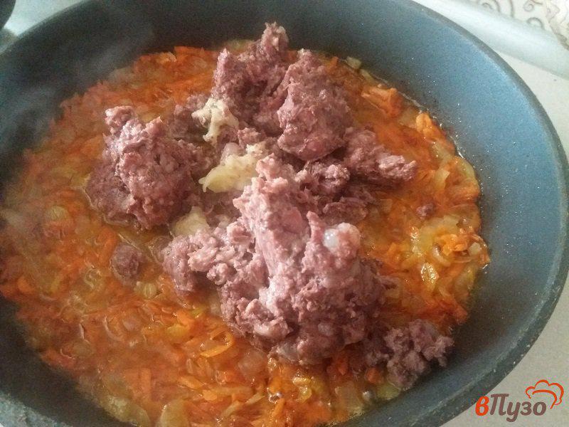 Фото приготовление рецепта: Мясной соус из говяжьей тушенки к пасте шаг №5