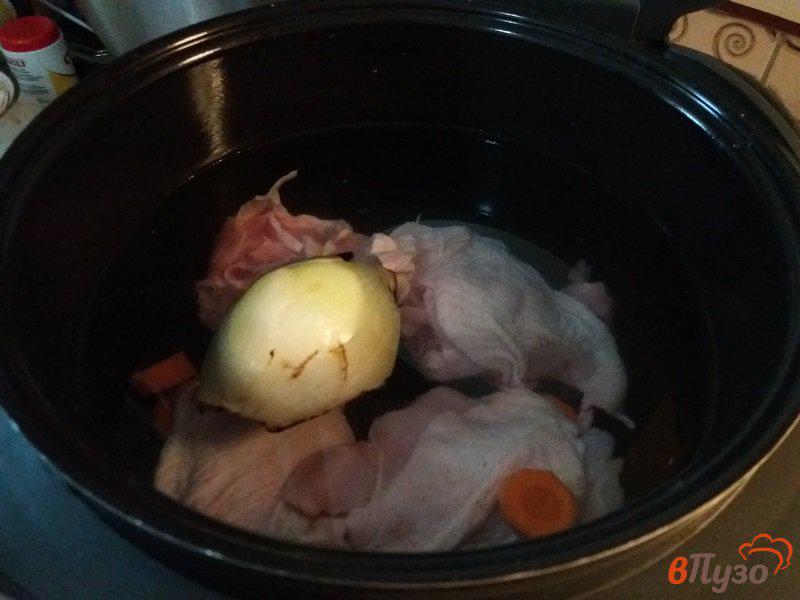 Фото приготовление рецепта: Куриный суп с вермишелью в мультиварке шаг №3