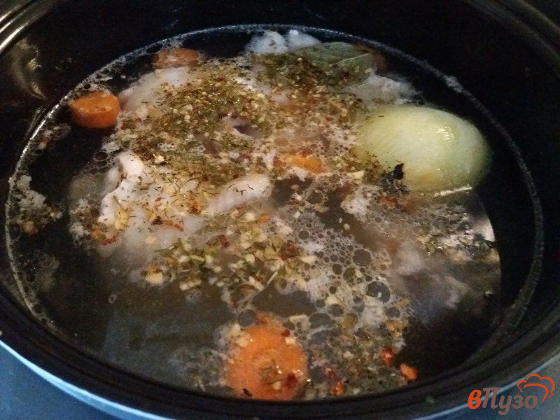 Фото приготовление рецепта: Куриный суп с вермишелью в мультиварке шаг №5
