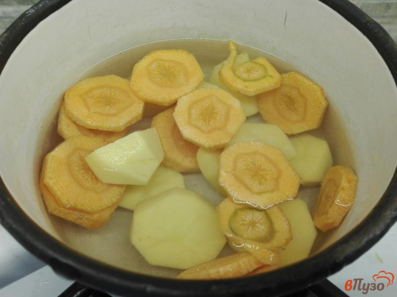 Фото приготовление рецепта: Овощной крем-суп с сыром шаг №1