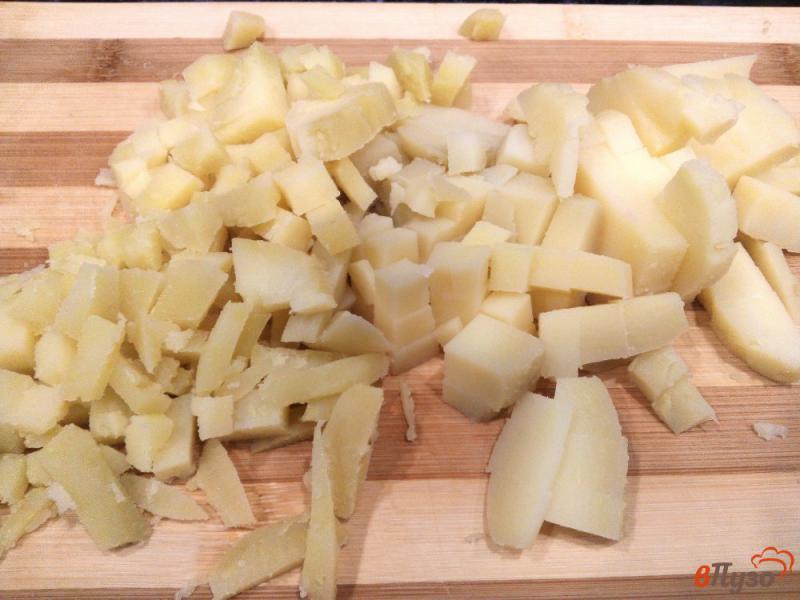 Фото приготовление рецепта: Простой салат с колбасой, картофелем, помидором и кукурузой шаг №4