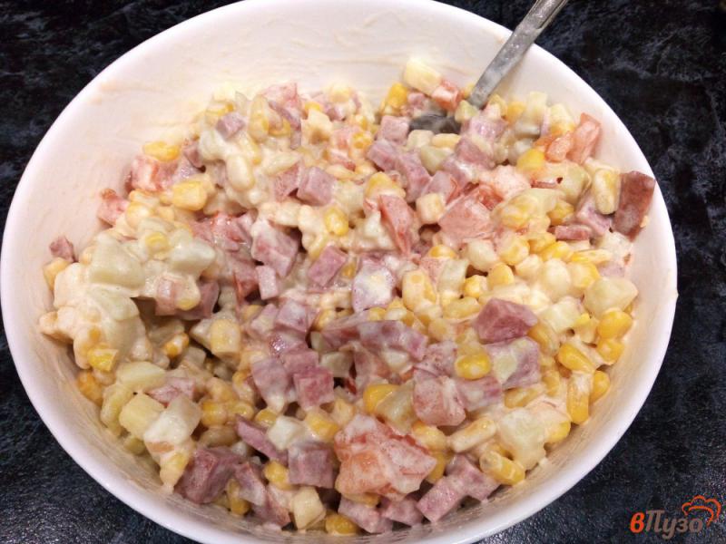 Фото приготовление рецепта: Простой салат с колбасой, картофелем, помидором и кукурузой шаг №6