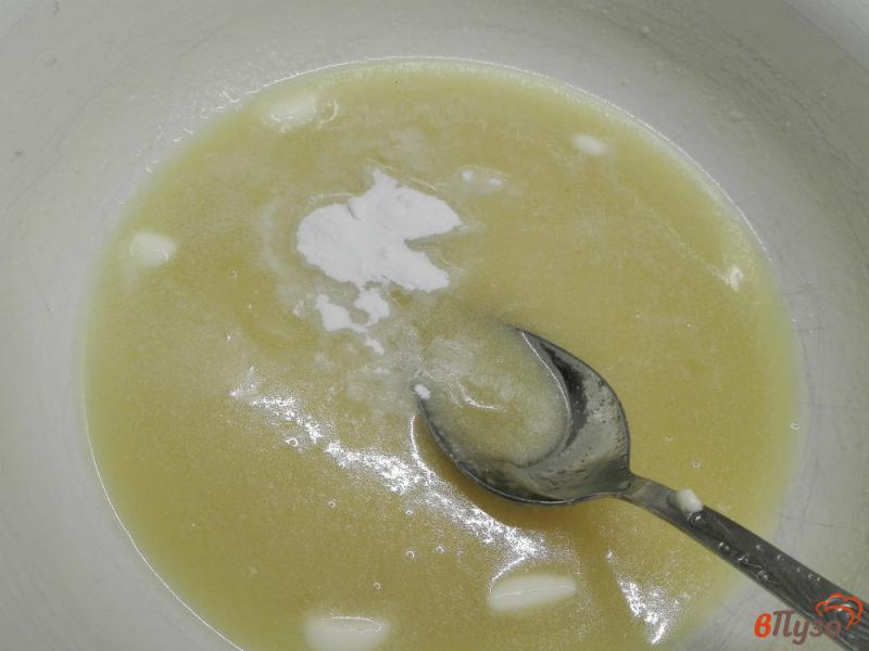 Фото приготовление рецепта: Домашний медовик со сметанно-черничным кремом шаг №3